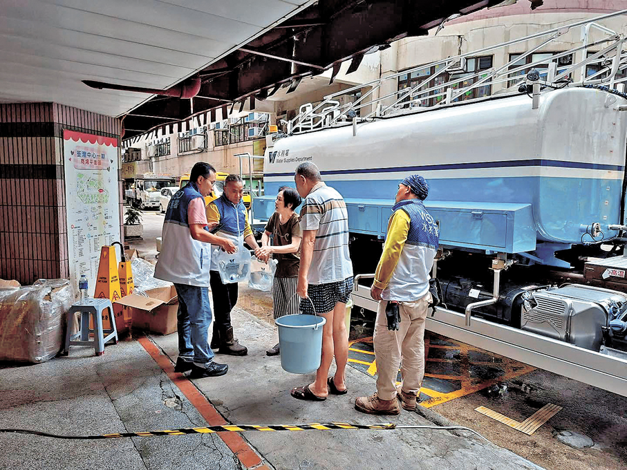 ●水務署通宵設置16個水箱及兩架水車，方便居民及商戶取用臨時食水。 「滴惜仔」Facebook圖片