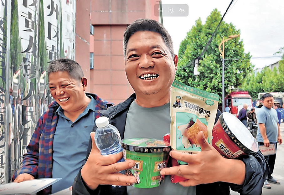 ●襄陽襄州區為跨區作業農機手發放補給禮包。   香港文匯報湖北傳真
