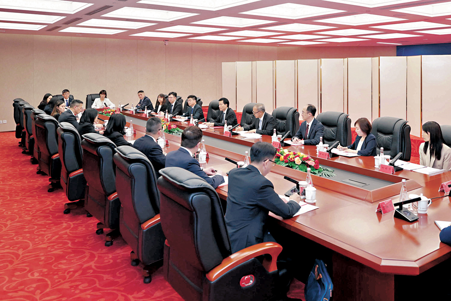 ●徐啟方會見第二十七期香港特區政府高層首長級公務員專設國家事務研修班全體學員。中共中央港澳工作辦公室、國務院港澳事務辦公室網站圖片
