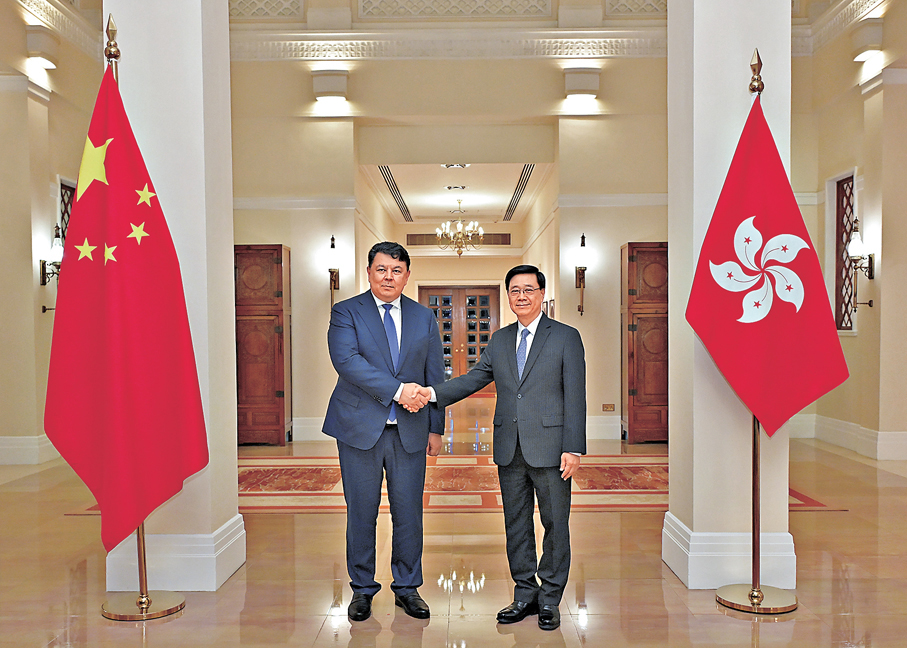 ●行政長官李家超（右）在禮賓府與哈薩克斯坦副總理波茲姆巴耶夫會面。 