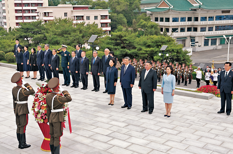 ●當地時間6月9日上午，正在朝鮮進行國事訪問的中共中央總書記、國家主席習近平和夫人彭麗媛參謁中朝友誼塔。朝鮮勞動黨總書記、國務委員長金正恩和夫人李雪主陪同。 新華社