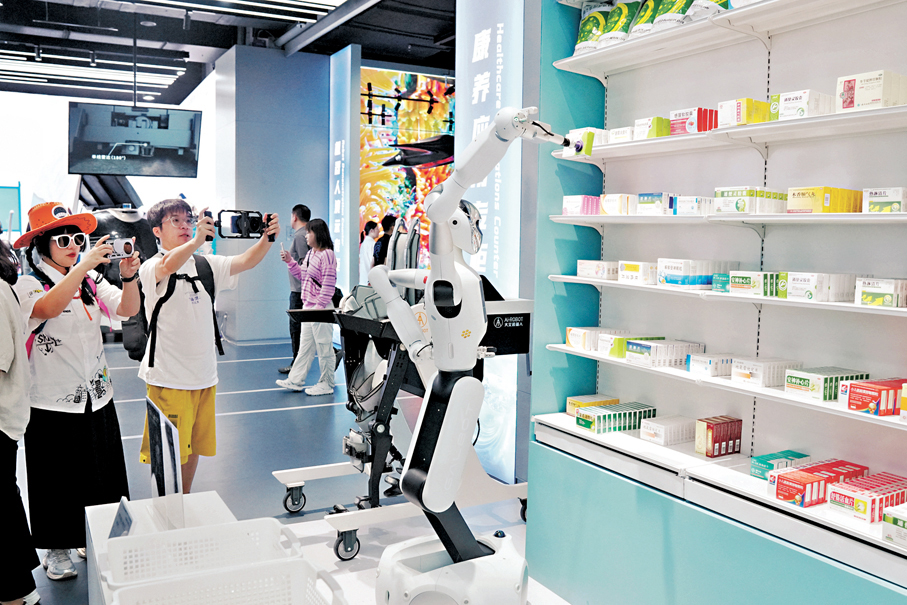 ●早前，全球首家具身智能機器人4S店Robot Mall在北京亦莊正式開業。圖為藥品分揀機器人吸引參觀者。 資料圖片