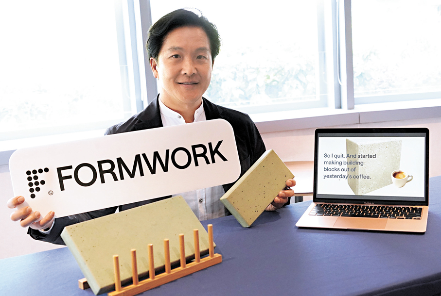 ●吳家偉介紹Formwork IO將於 VivaTech 首次亮相的「Matcha Tile」。香港文匯報記者曾興偉  攝