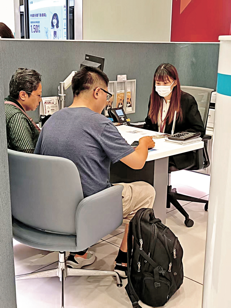 ●一對來自湖北的母子前來中銀香港準備開設銀行賬戶，擬投資港股。