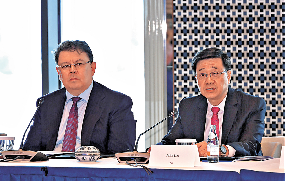 ●行政長官李家超（右）昨在香港出席阿拉套市發展圓桌會議。左為哈薩克斯坦副總理波茲姆巴耶夫。