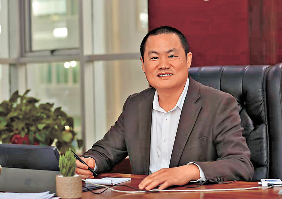 ●英林鎮七彩狐泳裝集團董事長洪建庫。香港文匯報福建傳真