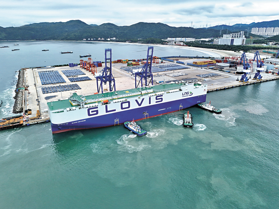 ●「格羅燈塔」輪停泊深圳小漠國際物流港。香港文匯報深圳傳真