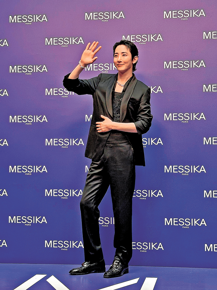 ●李洙赫向圍觀粉絲揮手打招呼。 香港文匯報記者子棠 攝