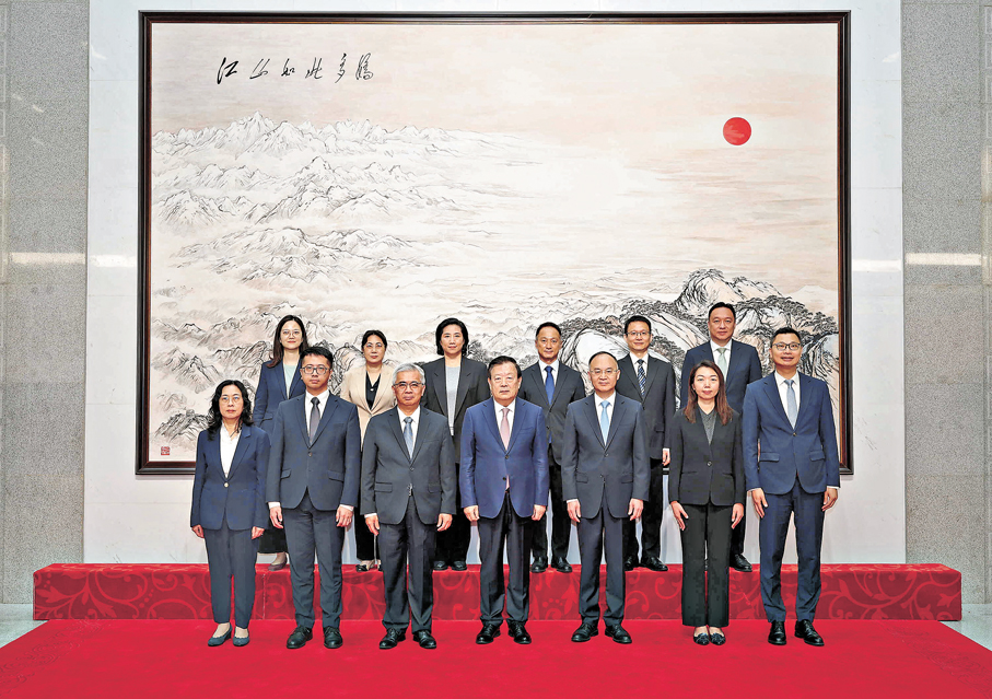 ●夏寶龍會見澳門特區政府行政法務司司長黃少澤一行。中共中央港澳工作辦公室、國務院港澳事務辦公室網站圖片