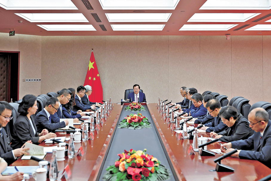 ●夏寶龍會見澳門特區政府行政法務司司長黃少澤一行。中共中央港澳工作辦公室、國務院港澳事務辦公室網站圖片