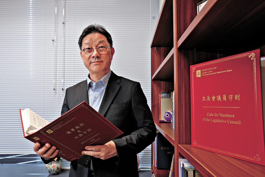 ●陳祖光認為曾任職警察對他的議員工作有很大幫助，因為見慣社會上的貧富差距，更能切身明白基層市民的難處。香港文匯報記者萬霜靈  攝
