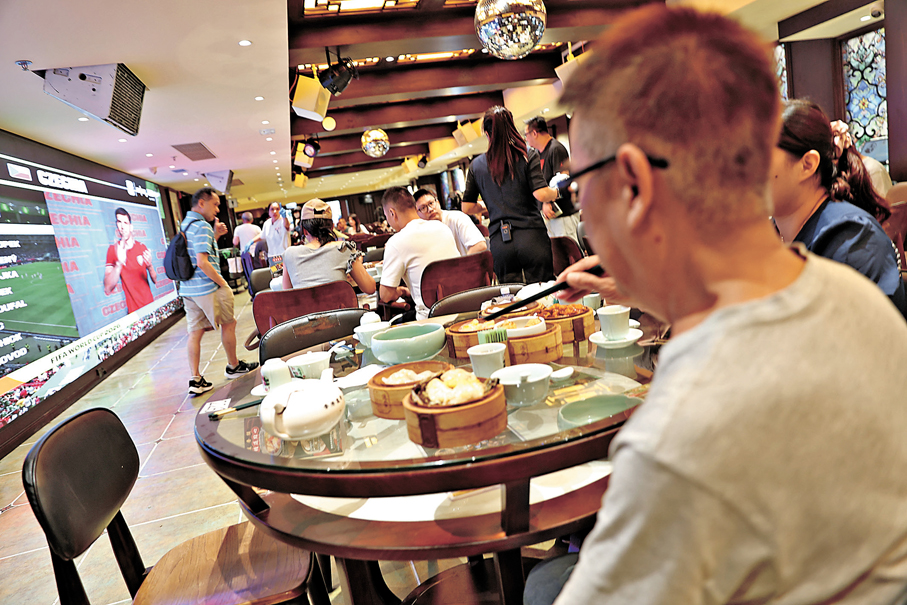 ●茶客邊品茗邊觀賽，盛讚構思新穎。香港文匯報記者鍾靜雯  攝