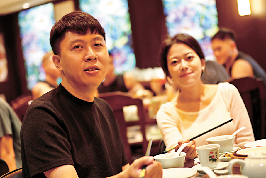 ●台灣旅客劉先生（左）首次在茶樓體驗「早茶波」。香港文匯報記者鍾靜雯  攝