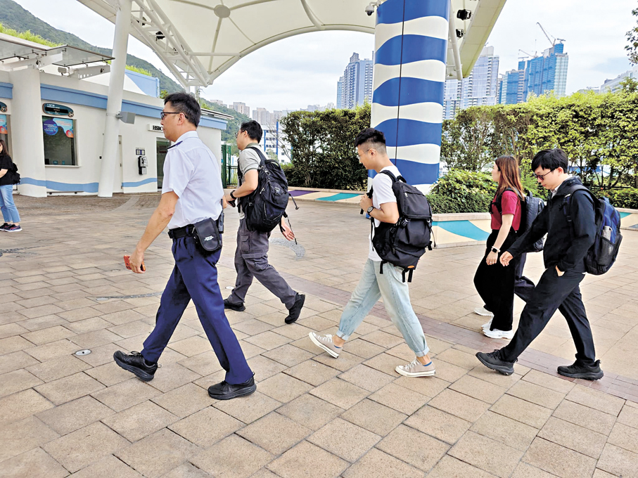 ●勞工處人員在海洋公園職員引領下進入園內調查。香港文匯報記者劉友光  攝
