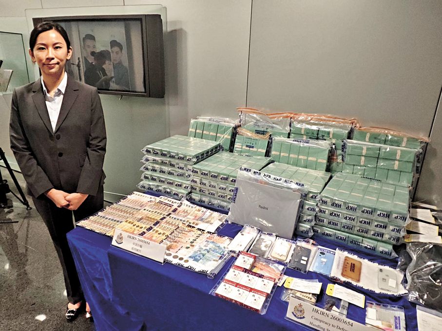 ●警方講述偵破盜銀行卡資料在港購物犯罪集團案件詳情及展示證物。香港文匯報記者劉友光  攝