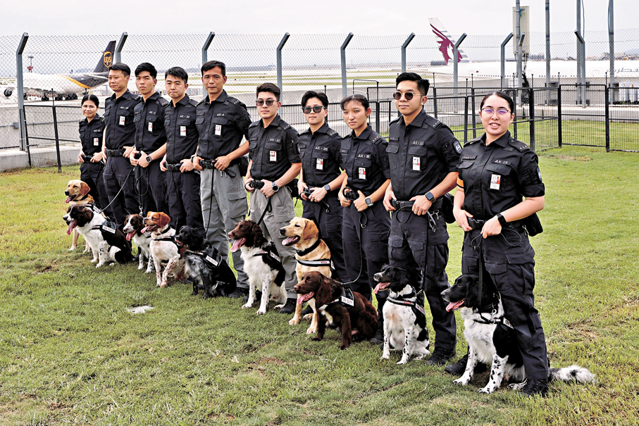 ●領犬員與嗅查犬合照。香港文匯報記者黃艾力  攝