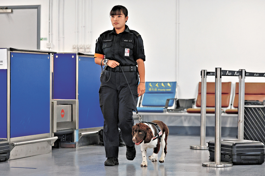 ●領犬員攜同犬隻一齊巡邏。香港文匯報記者黃艾力  攝