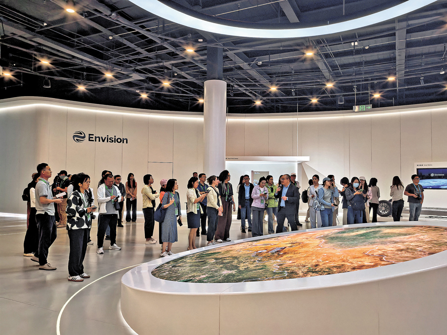 ●記者們在內蒙古綠色產業核心企業遠景蒙新集團採訪。 香港文匯報記者喬輝  攝