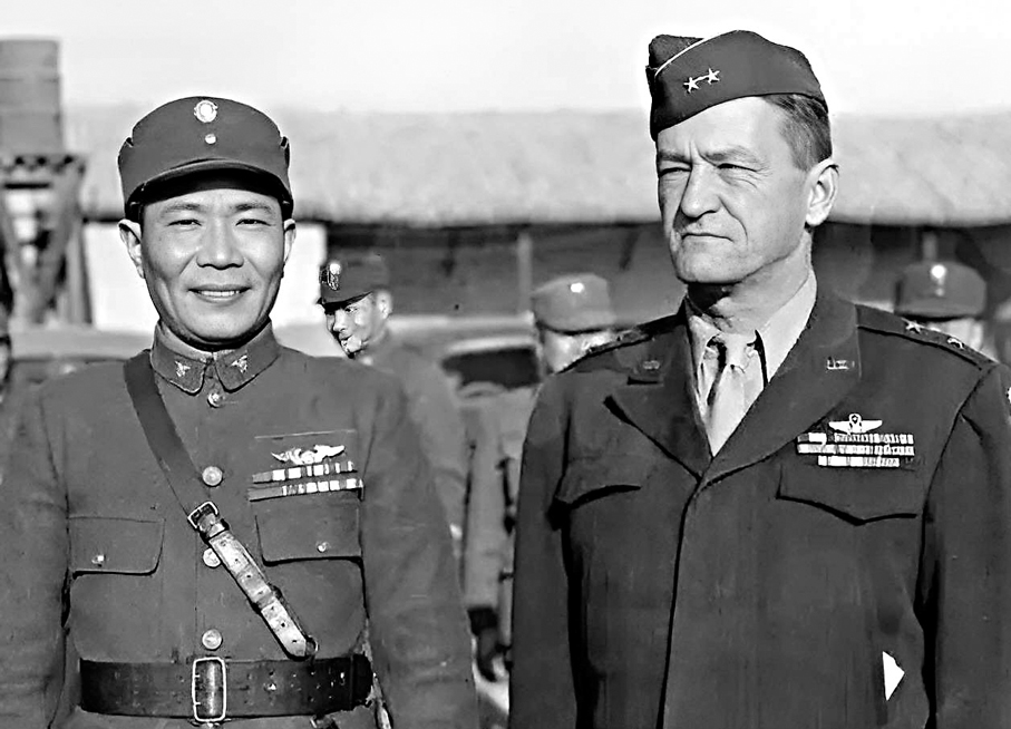 ●陳納德（右）與國民黨空軍首任總司令周至柔合影。 作者供圖
