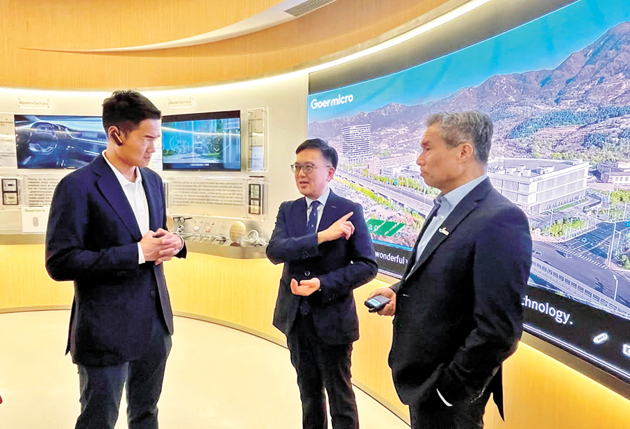 ●圖為蔡傑銘（中）早前向到訪港深創科園的嘉賓介紹香港創新科技生態的活力與潛力。 港深創科園Fb圖片
