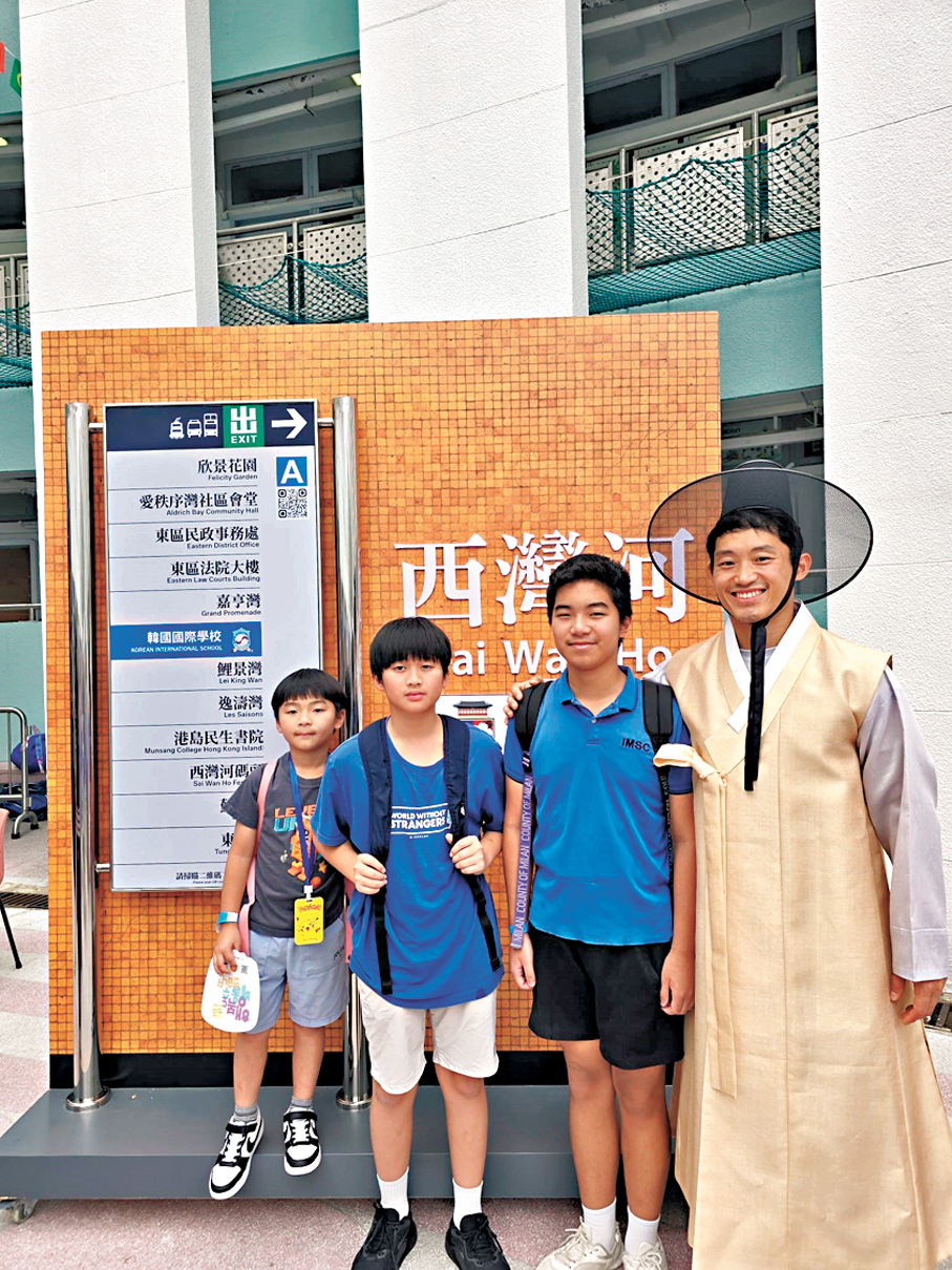 ●李興洙穿上韓國傳統服飾，與三名兒子合照。 人才辦供圖