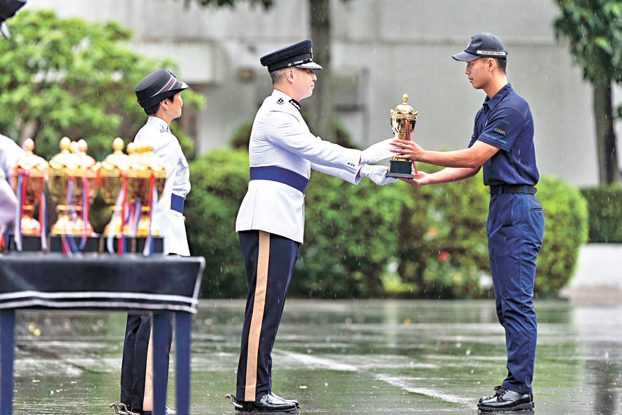●周一鳴出席香港警察學院學警預備訓練結業會操，頒發獎項予傑出學員。