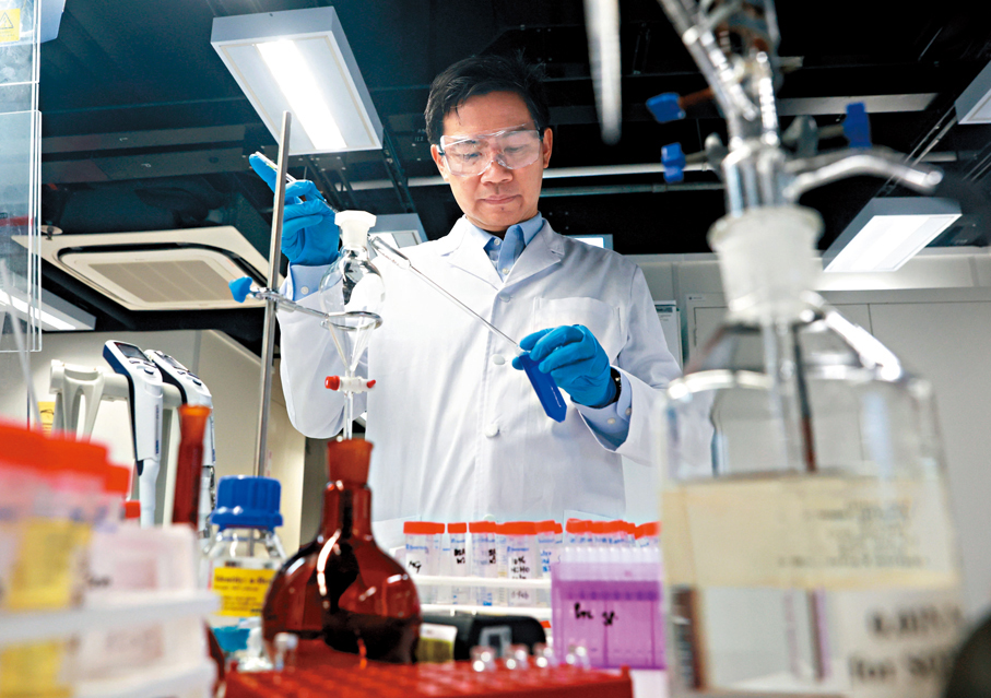 ●馮偉康帶領團隊自主研發高靈敏度專屬檢測技術，憑藉創新技術與高效團隊協作成功破題。 香港文匯報記者郭木又  攝