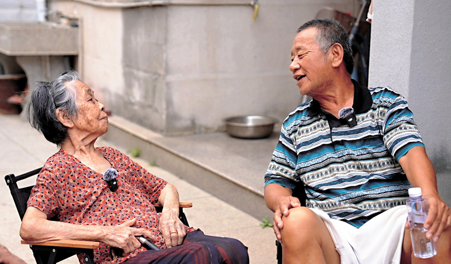 ●姜明典與仍健在的番客嬸拉家常。香港文匯報石獅傳真