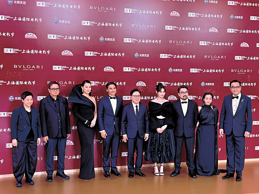 ●《第四幕》成上影節開幕電影，主創走上紅毯。   香港文匯報記者夏微 攝