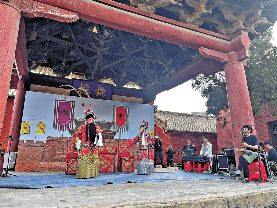 ●演員在郭壁村府君廟的元代戲台上演出蒲劇《三關排宴》。