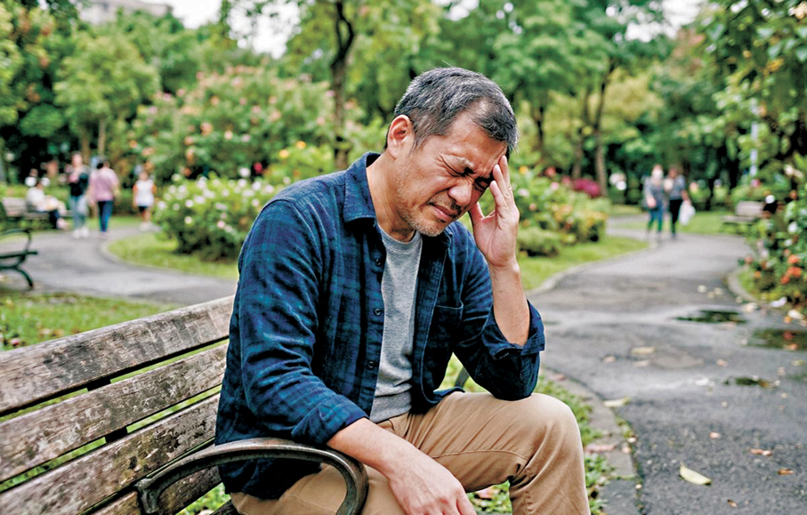 ●不少男士會漸漸感到體力下降、容易疲倦、情緒低落，甚至對生活失去熱情，這些都是男性更年期的常見表現。