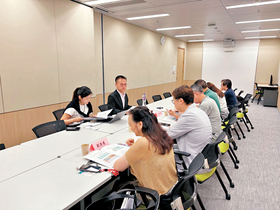 ●范凱傑到公屋聯會交流青年住屋政策。   受訪者供圖