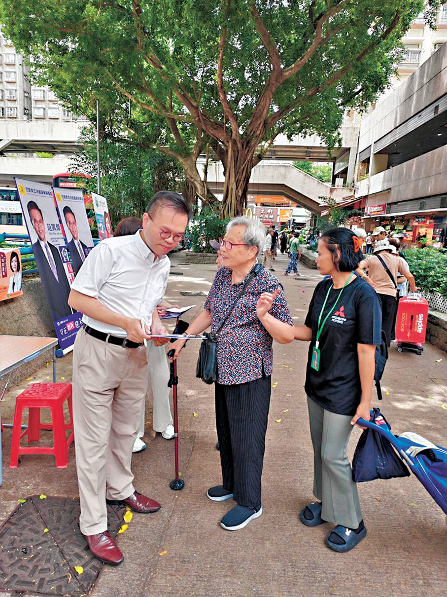 ●范凱傑落區宣傳選民登記和聆聽市民意見。   受訪者供圖