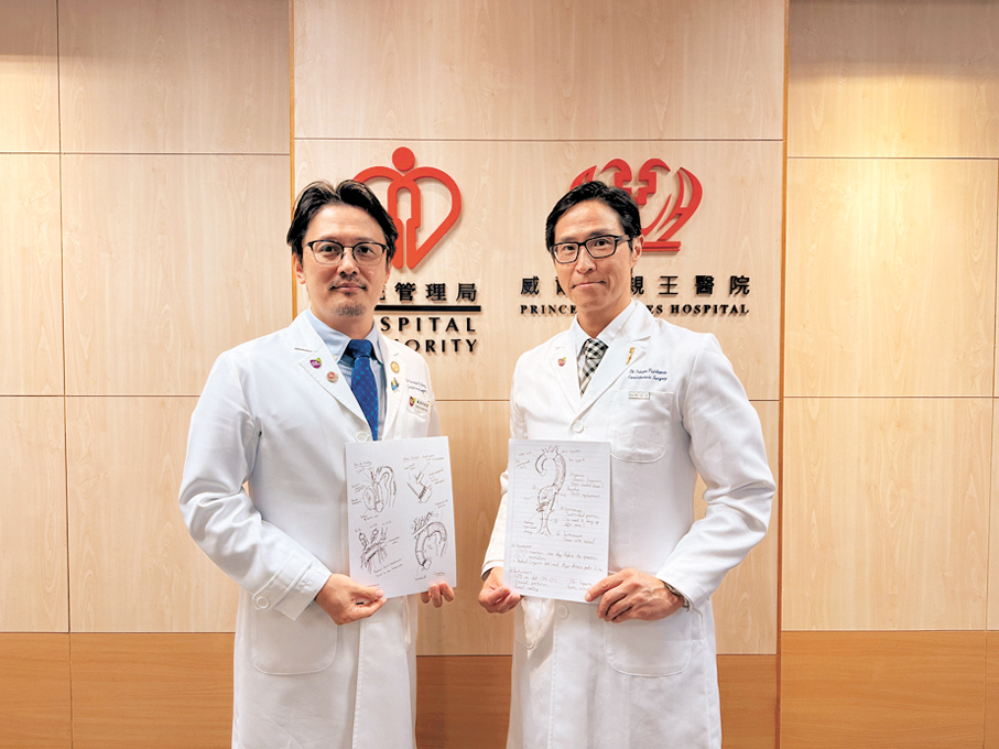 ●威爾斯醫院心胸肺外科主管和顧問醫生黃鴻亮與藤川拓也合照。 醫管局供圖