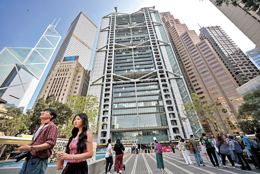 ●內地居民跨境投資邁向規範化，有分析認為，此為香港提升跨境金融服務能力的重要契機。圖為香港中環。   資料圖片