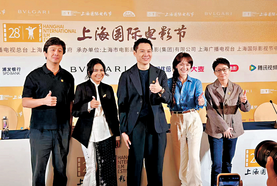 ●上影節金爵獎亞洲新人單元評委合影。    香港文匯報記者夏微 攝