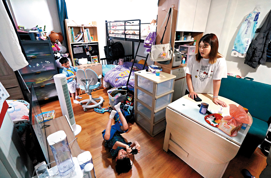 ●諮詢文件強調要增加供應房屋，持續推進公營房屋發展，包括興建更多出租公屋和資助出售單位，以及提供簡約公屋，滿足不同收入家庭的住屋需要。圖為由劏房遷往簡約公屋的受惠戶。資料圖片