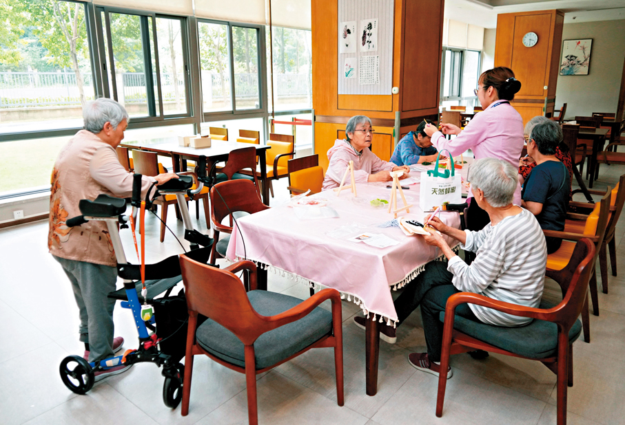 ●諮詢文件提出加強護老者支援、為香港長者跨境養老提供更多選擇等多項政策方向。圖為在內地老人院安享晚年的港人長者。資料圖片