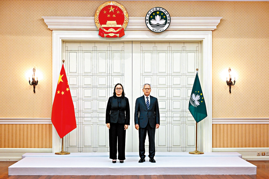●澳門行政長官岑浩輝與新任經濟財政司司長吳惠嫻合影。澳門新聞局圖片