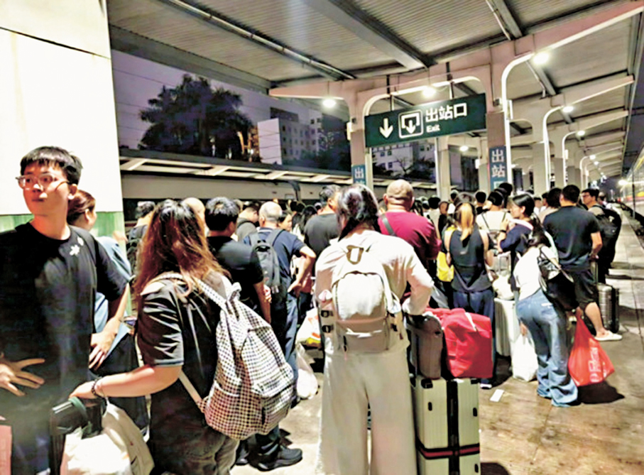 ●暴雨之夜，河源站緊急轉移上千名旅客。 香港文匯報廣州傳真