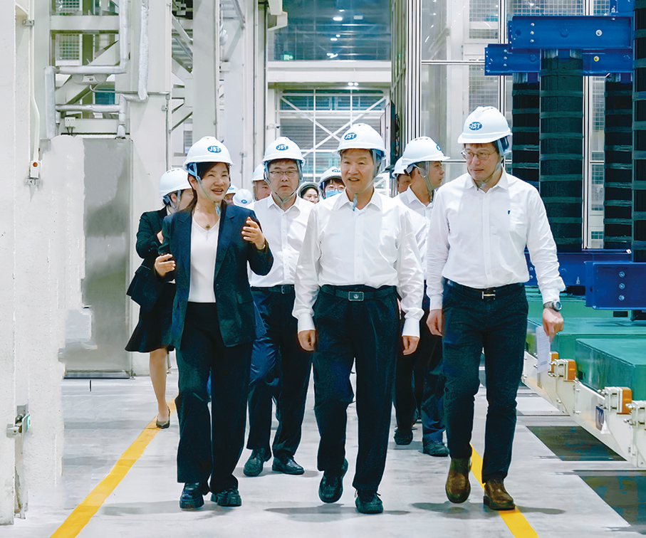 ●劉小明（前排中）省長在高科技企業調研。