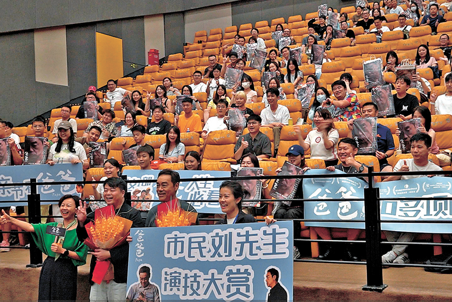 ●劉青雲、翁子光與影迷合影留念。 香港文匯報記者胡若璋  攝
