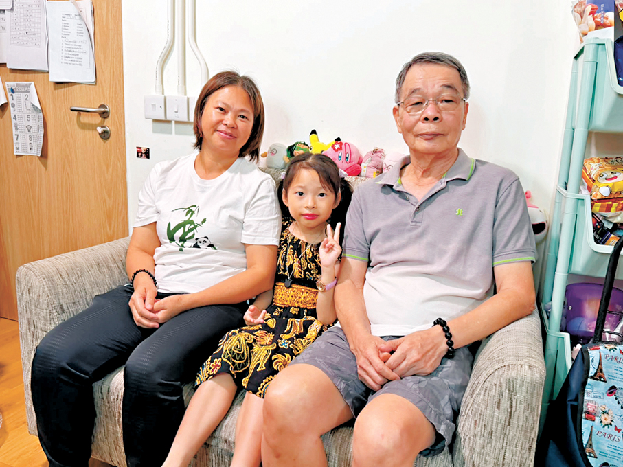 ●杜先生、杜太太一家人對夏主任的關心感到非常開心。   大公文匯全媒體記者梁譯尹  攝