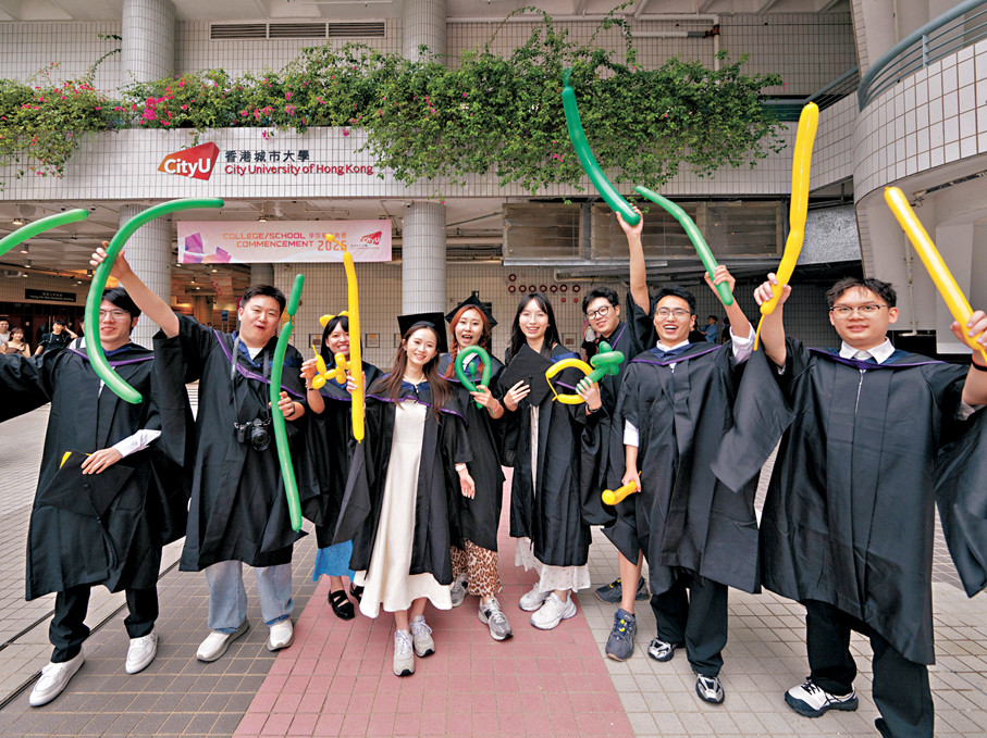 ●城大在US News全球大學排名位列第四十七位，亞洲第九，全港第三。圖為城大畢業生。 城大圖片