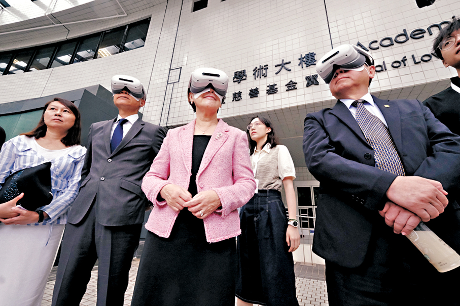 ●參觀者戴上MR裝置，便可在展區中穿梭。   香港文匯報記者涂穴  攝