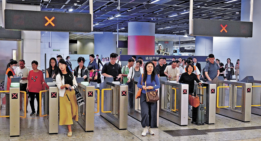 ●高鐵香港段客流量與剛通車時比較增幅明顯。 香港文匯報記者曾興偉 攝