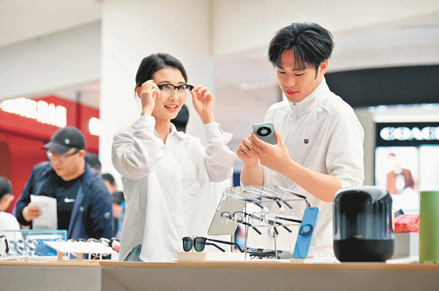 ●5月份生產供給平穩增長，新動能加快成長。圖為6月14日，顧客在河北省石家莊市北國商城華為生活館選購智能眼鏡。 新華社