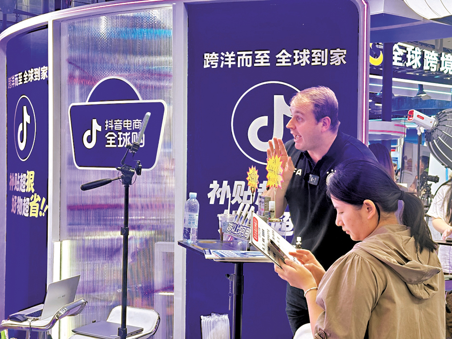 ●跨交會現場，隨處可見跨境電商直播。香港文匯報記者李紫妍  攝