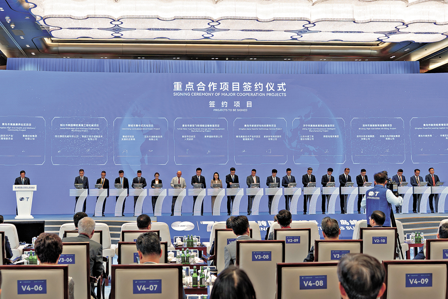 ●峰會現場進行重點項目簽約。 香港文匯報記者胡臥龍  攝