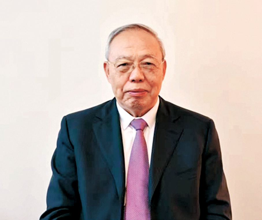 鄭新立簡介  鄭新立，1945年生於河南。著名經濟學家，長期深耕國家宏觀經濟頂層設計與政策研究領域，擁有豐富的宏觀經濟政策起草經驗。曾任中共中央政策研究室副主任、國家計委（國家發展改革委前身）副秘書長、全國政協經濟委員會副主任委員、中國國際經濟交流中心常務副理事長等職，深度參與「八五」「九五」「十五」「十一五」國家規（計）劃的起草工作。